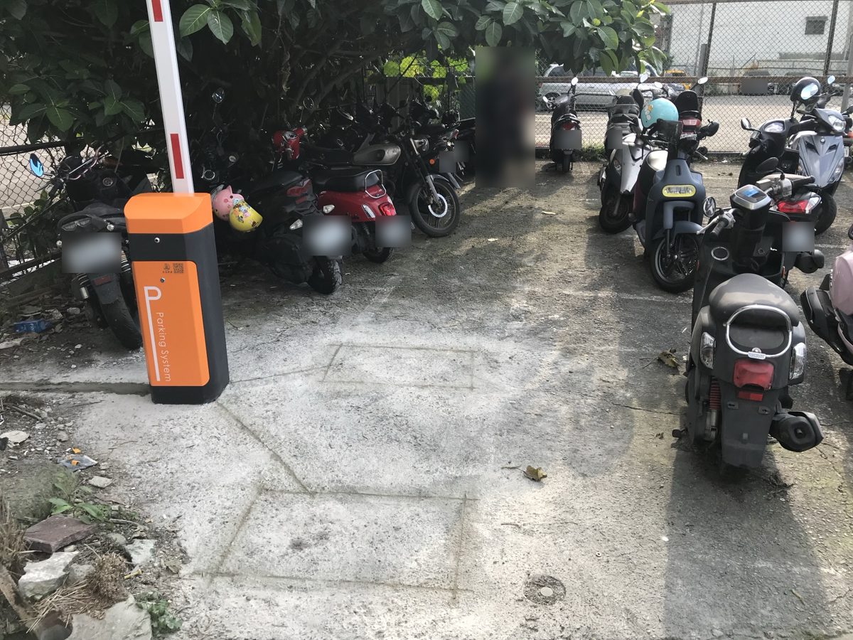 感應線圈切割線位於柵欄機前方車道