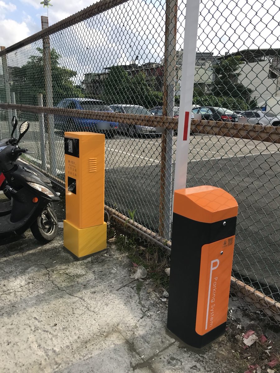 碧水藍天水休閒館 機車停車場 出口投代幣