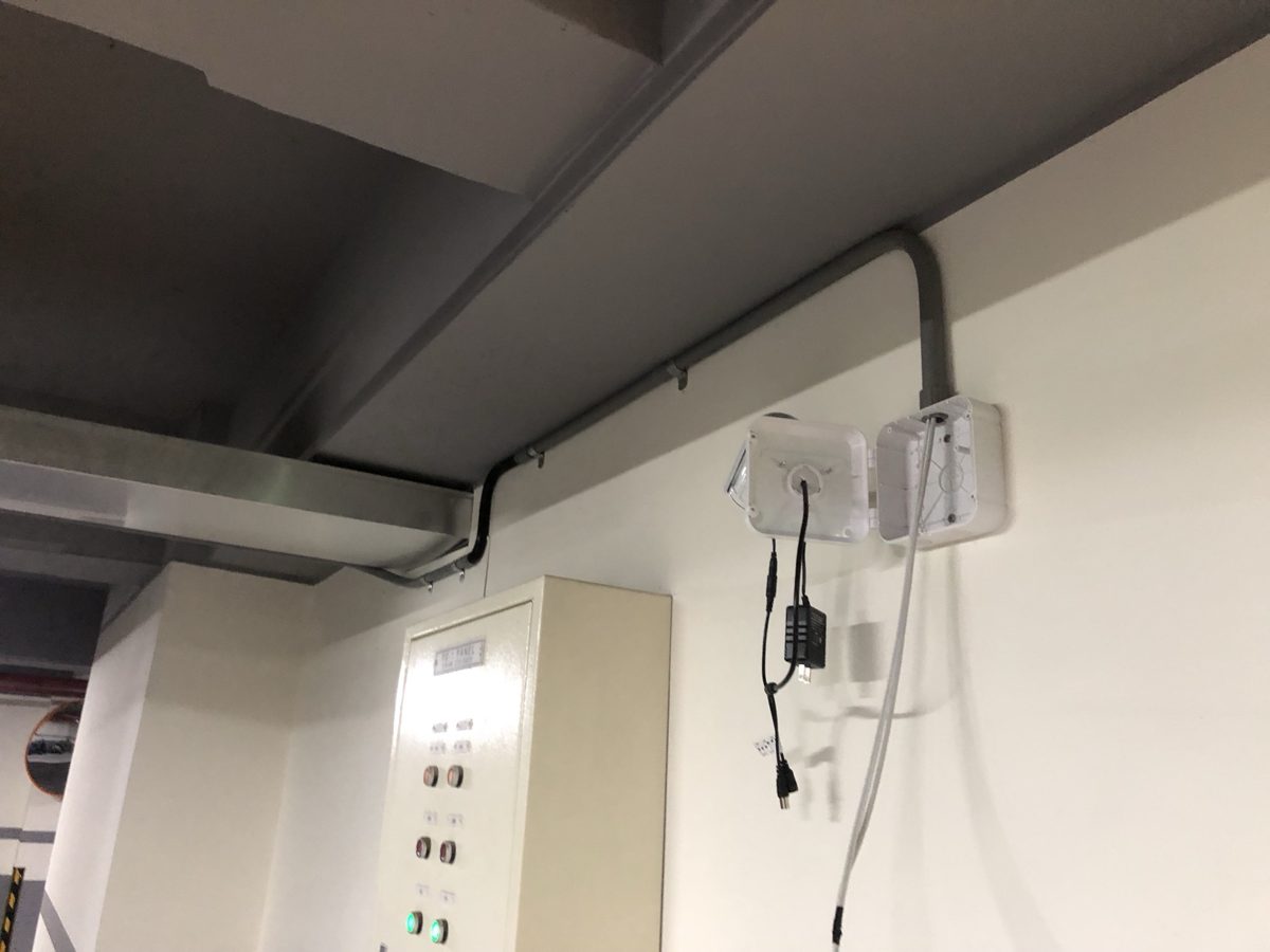移機前:接線盒打開,電源與訊號線外露