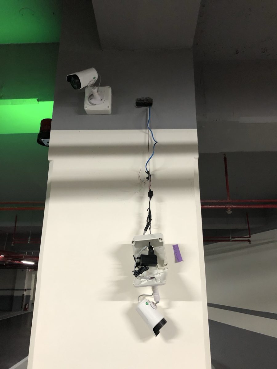 移機前:攝影機與變壓器懸在柱面