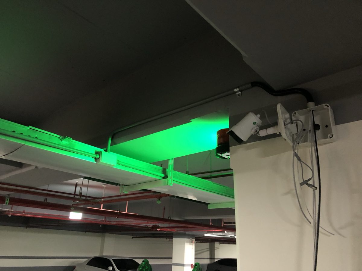 移機前:警示燈旁的攝影機線路未收
