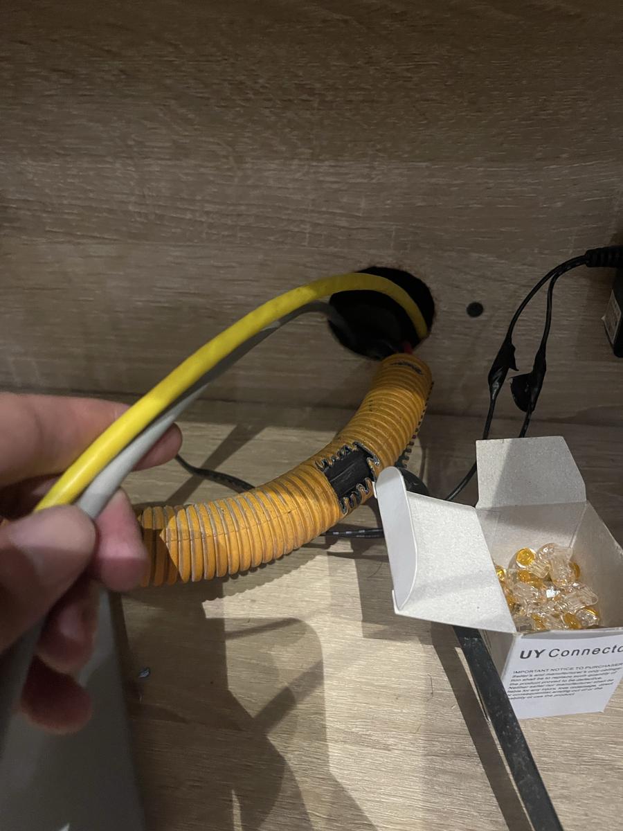 配線蛇管破損處