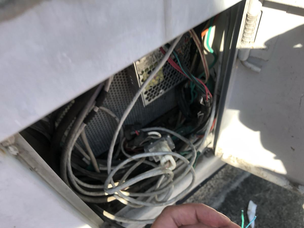車道控制箱內檢查配線
