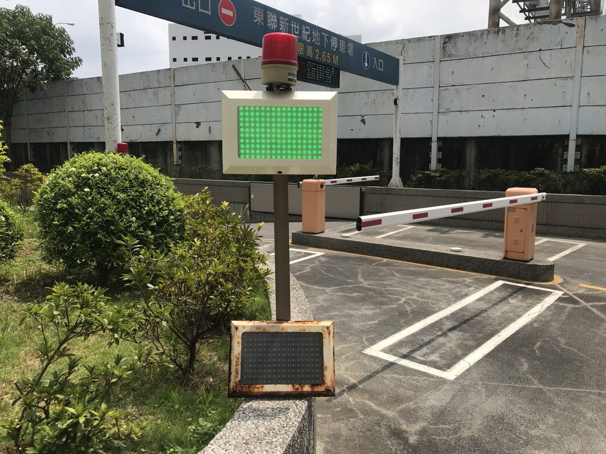新舊對照:上方新 LED 燈、下方拆下的舊燈箱
