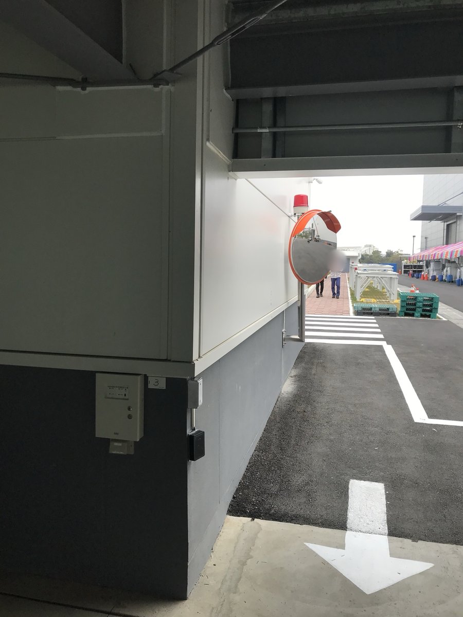 車道出口牆面:車道主機(白色箱)與雷達感應器(下方黑色盒)