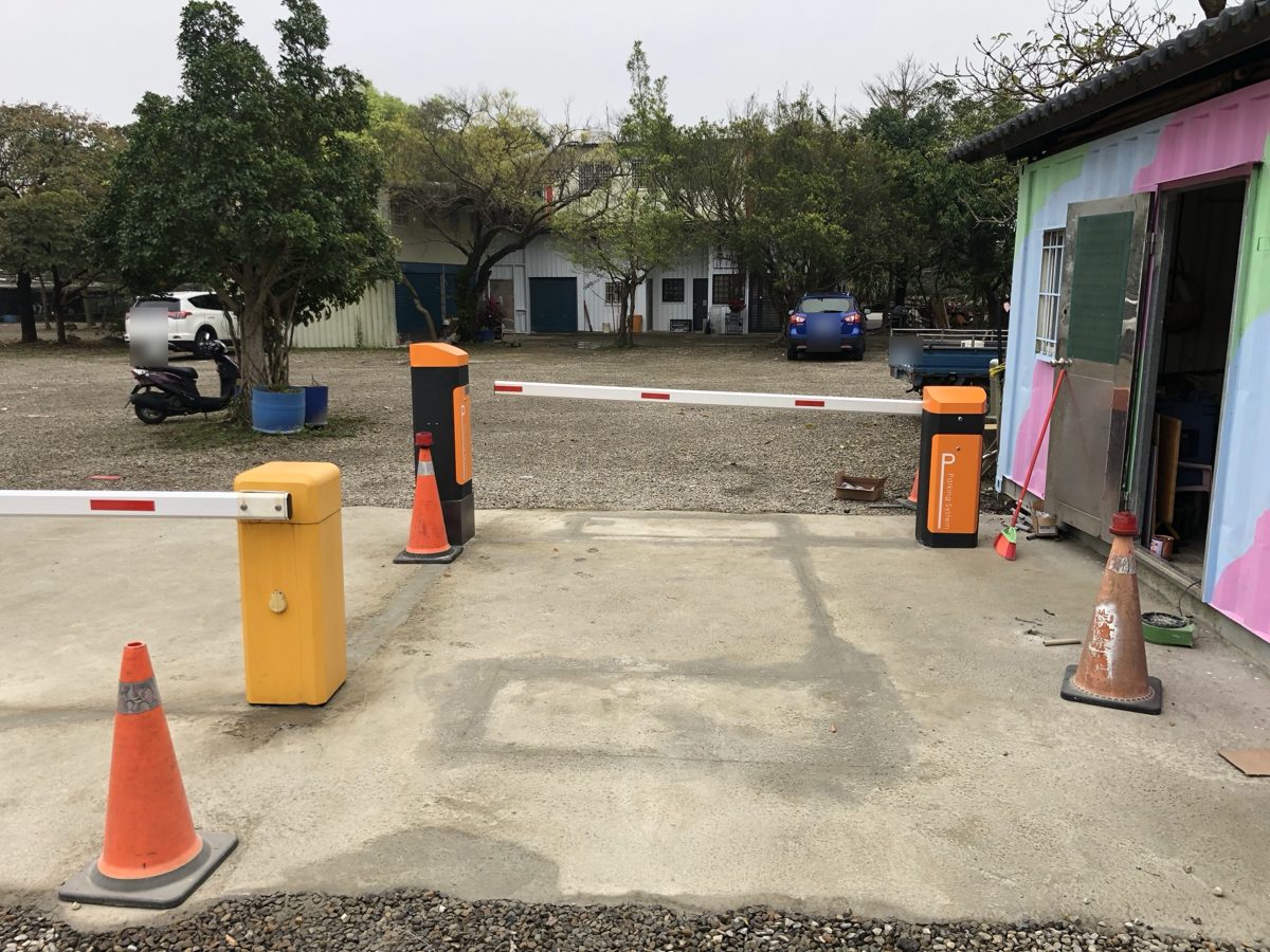 出口新設柵欄機與投幣機,地面埋設感應線圈