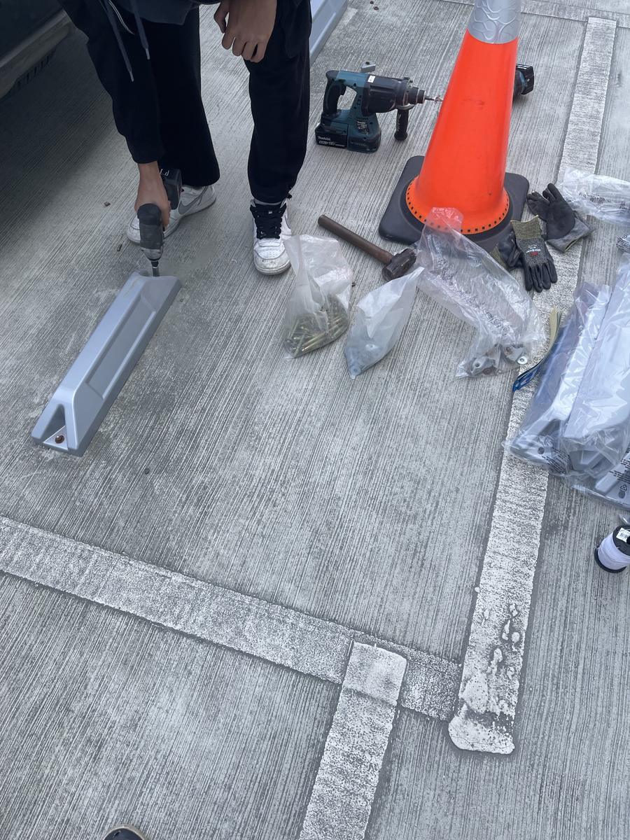 鑽孔固定新車輪擋