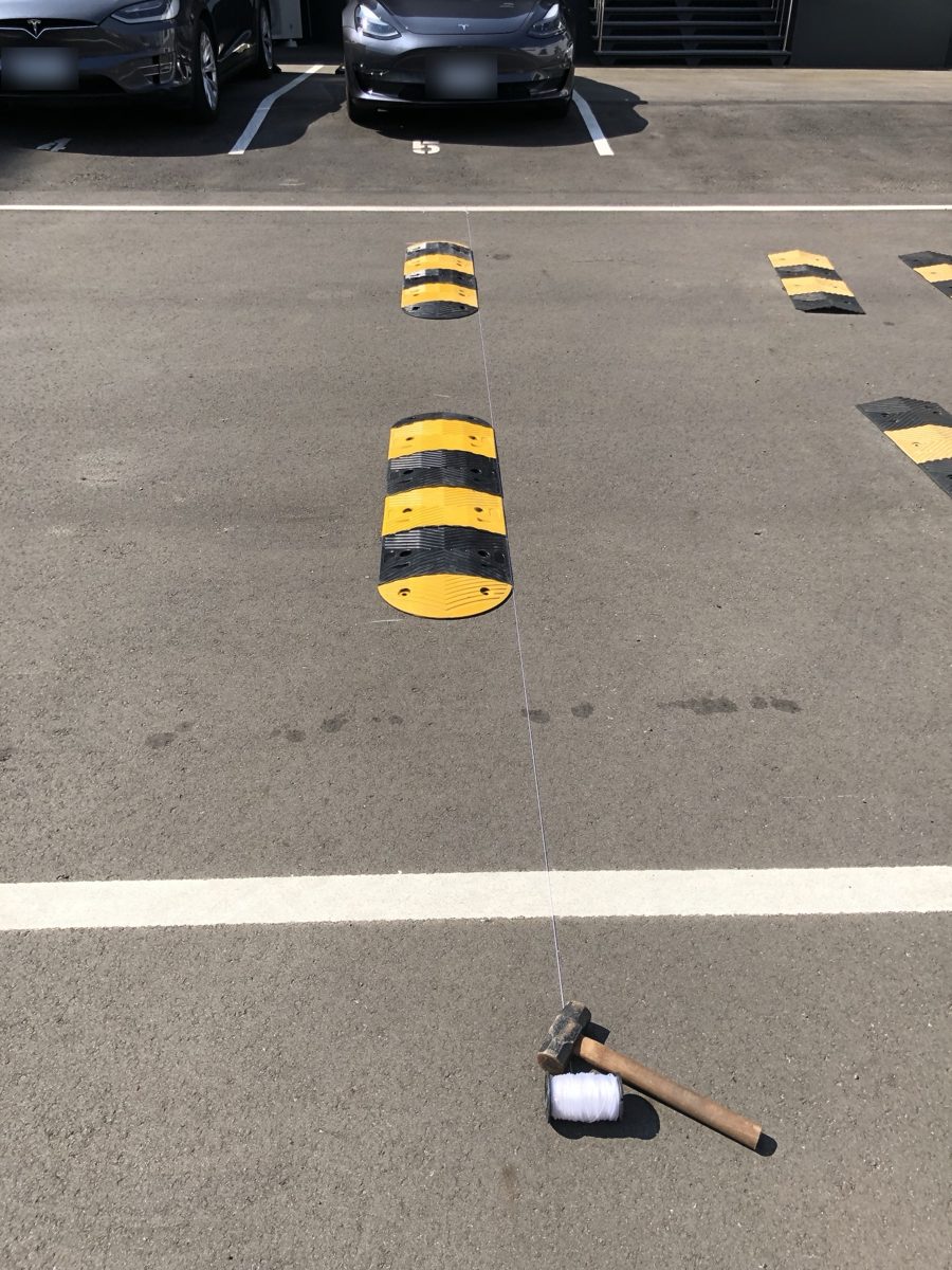 拉線定位,沿車道中線排列
