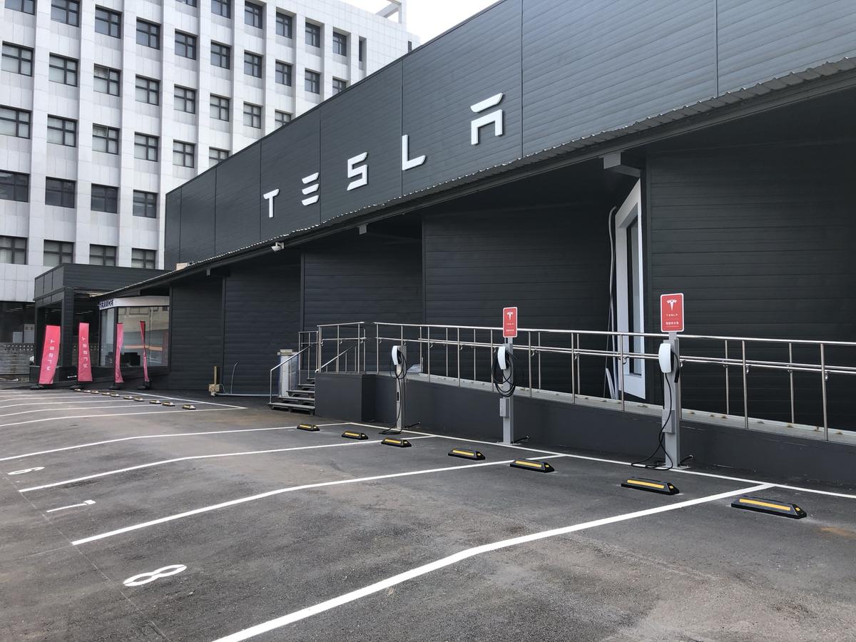 大化建設股份有限公司 中和特斯拉廠 安裝橡膠車輪擋