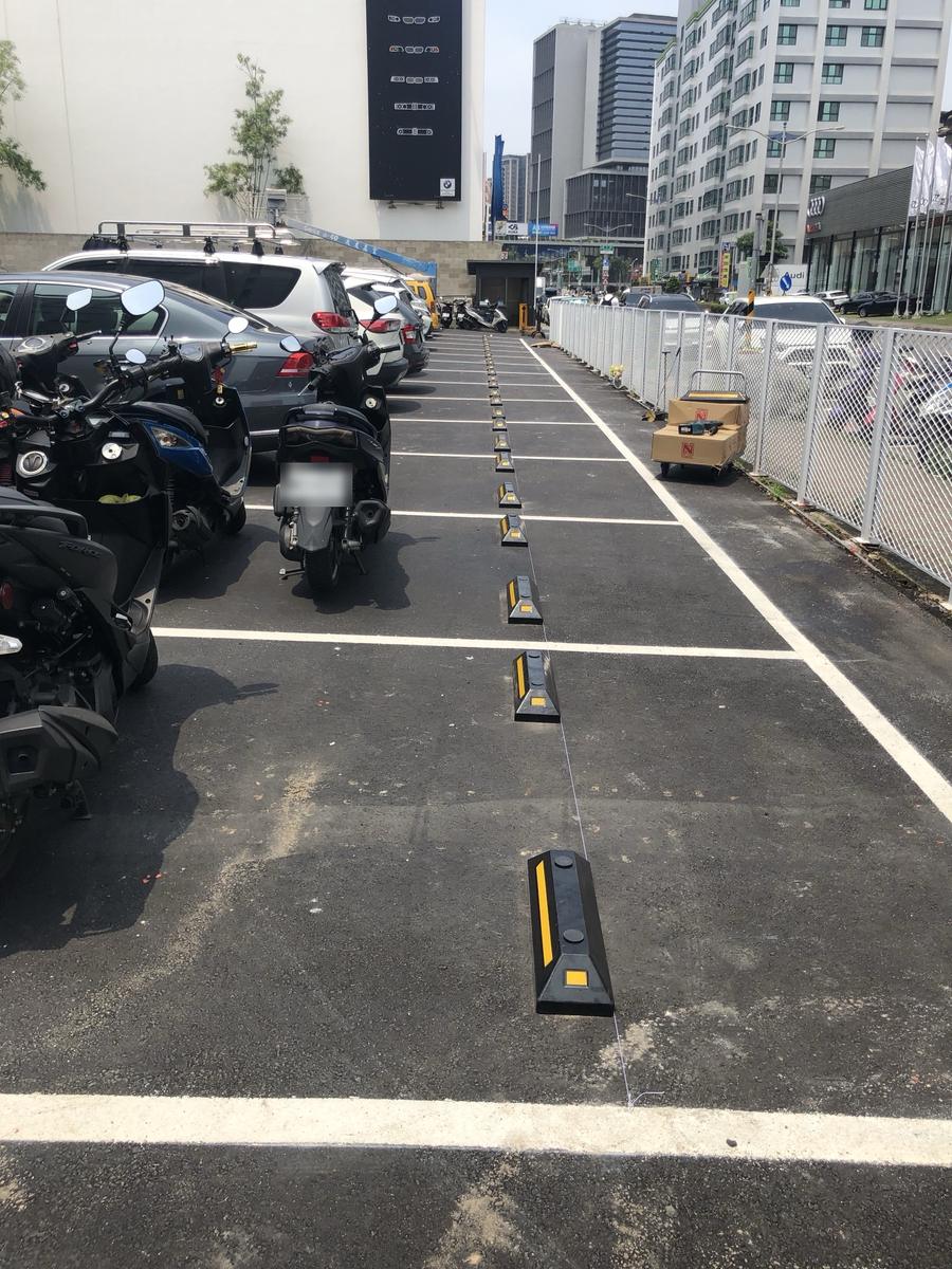 沿停車格安裝