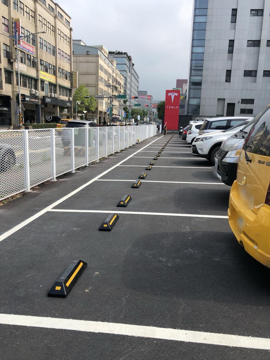完工:整排車輪擋