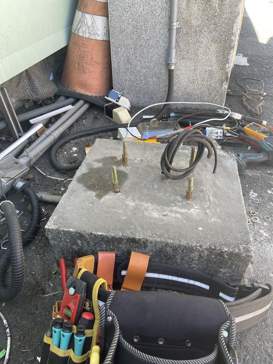 基座與固定螺栓
