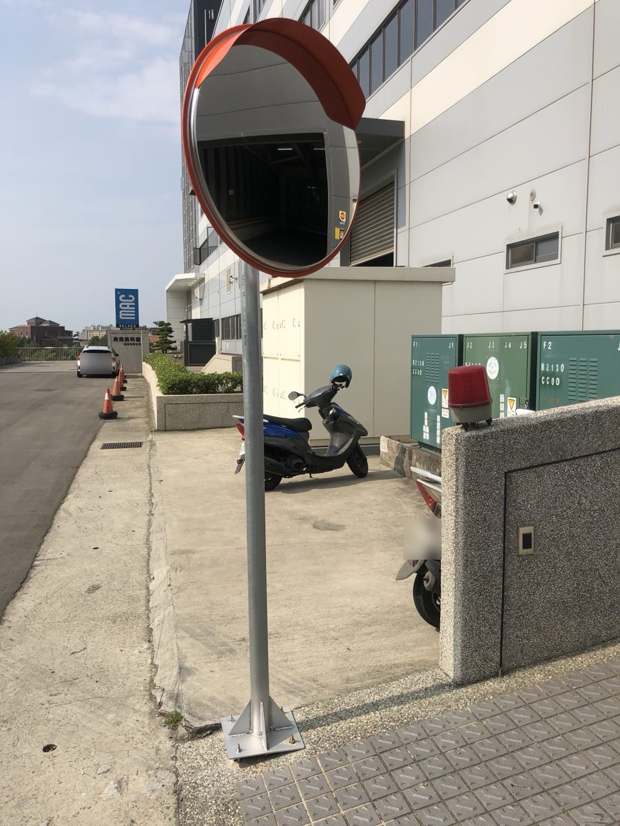 立柱底座鋼板以螺栓鎖固