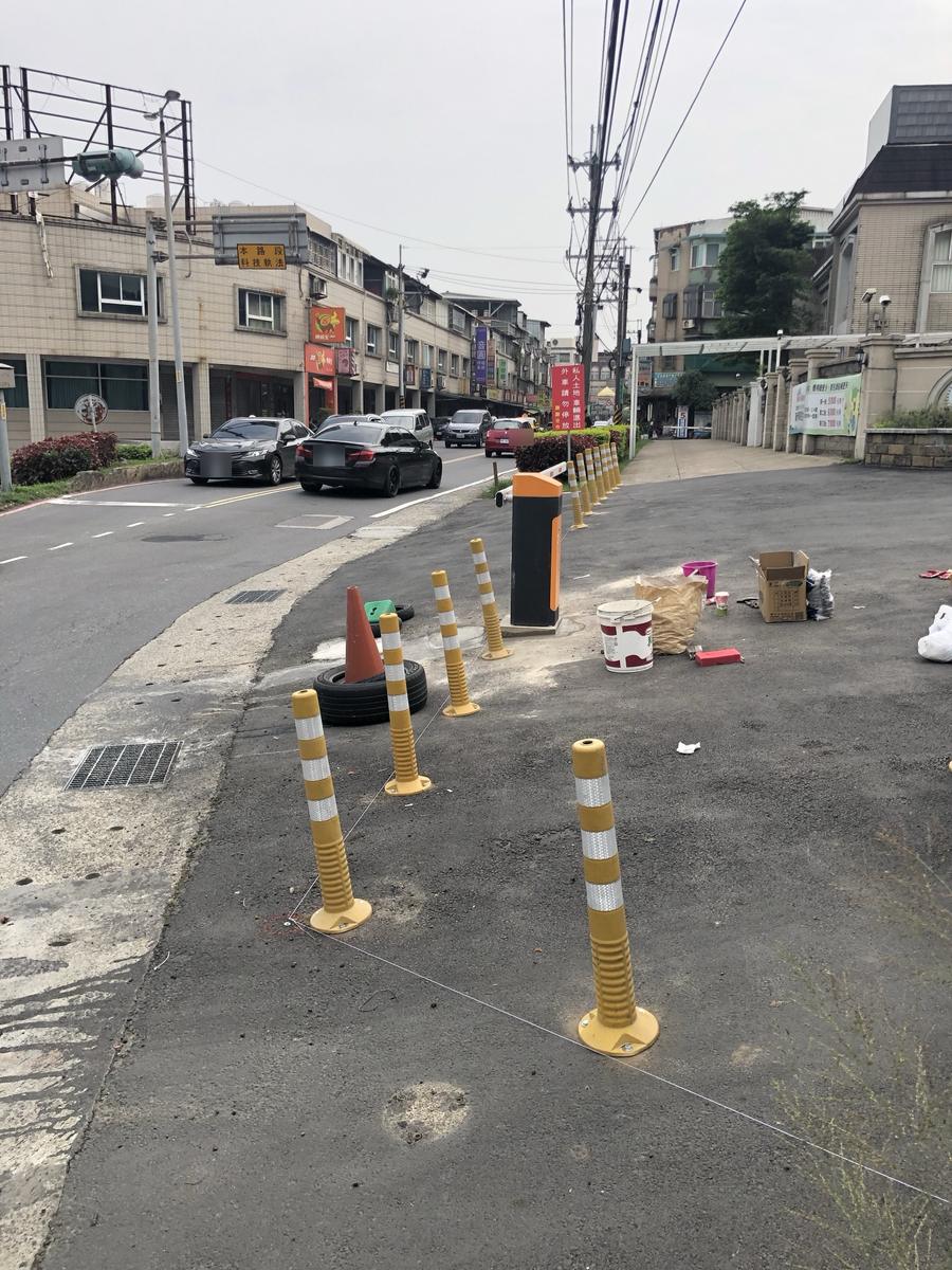 拉線定位,安裝分隔桿